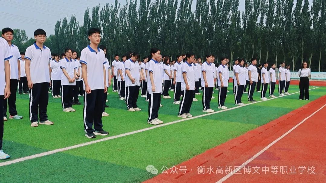 唯有砥砺前行 方能不负韶华——我校举行“喜迎国庆，青春献礼”主题升旗仪式